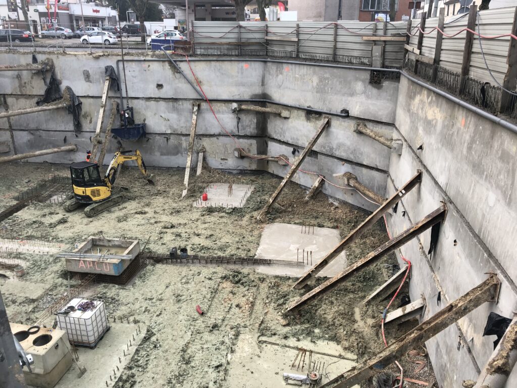 Référence d'un projet immobilier résidentiel à Chevilly-Larue. Chantier en cours avec présence de butons