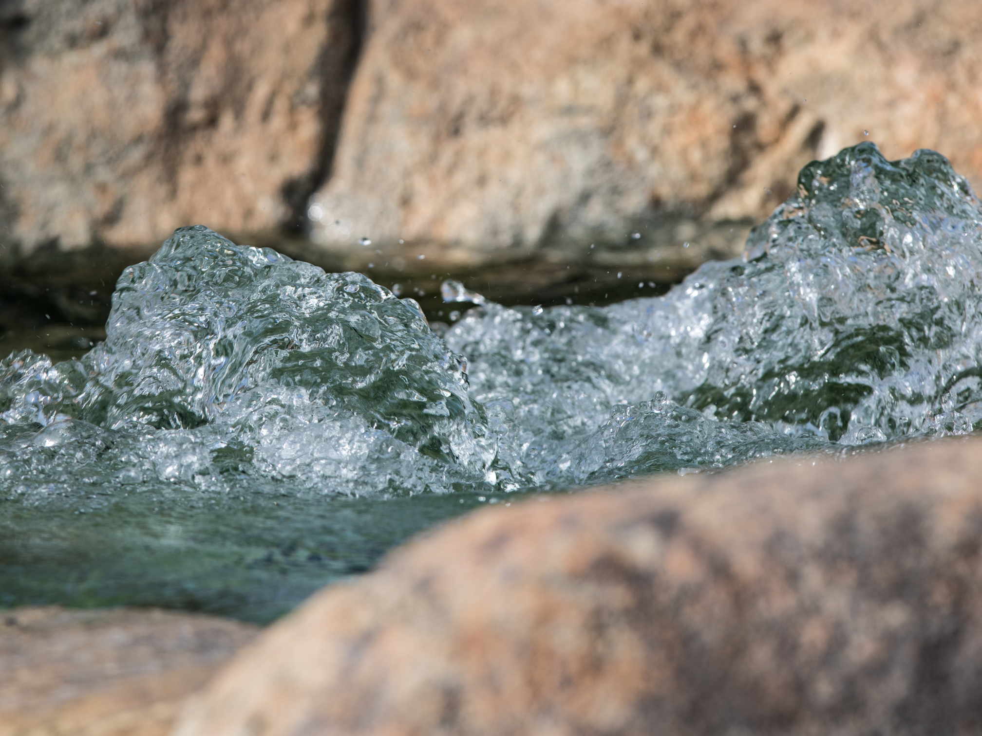 écoulement des eaux souterraines dans les rochers